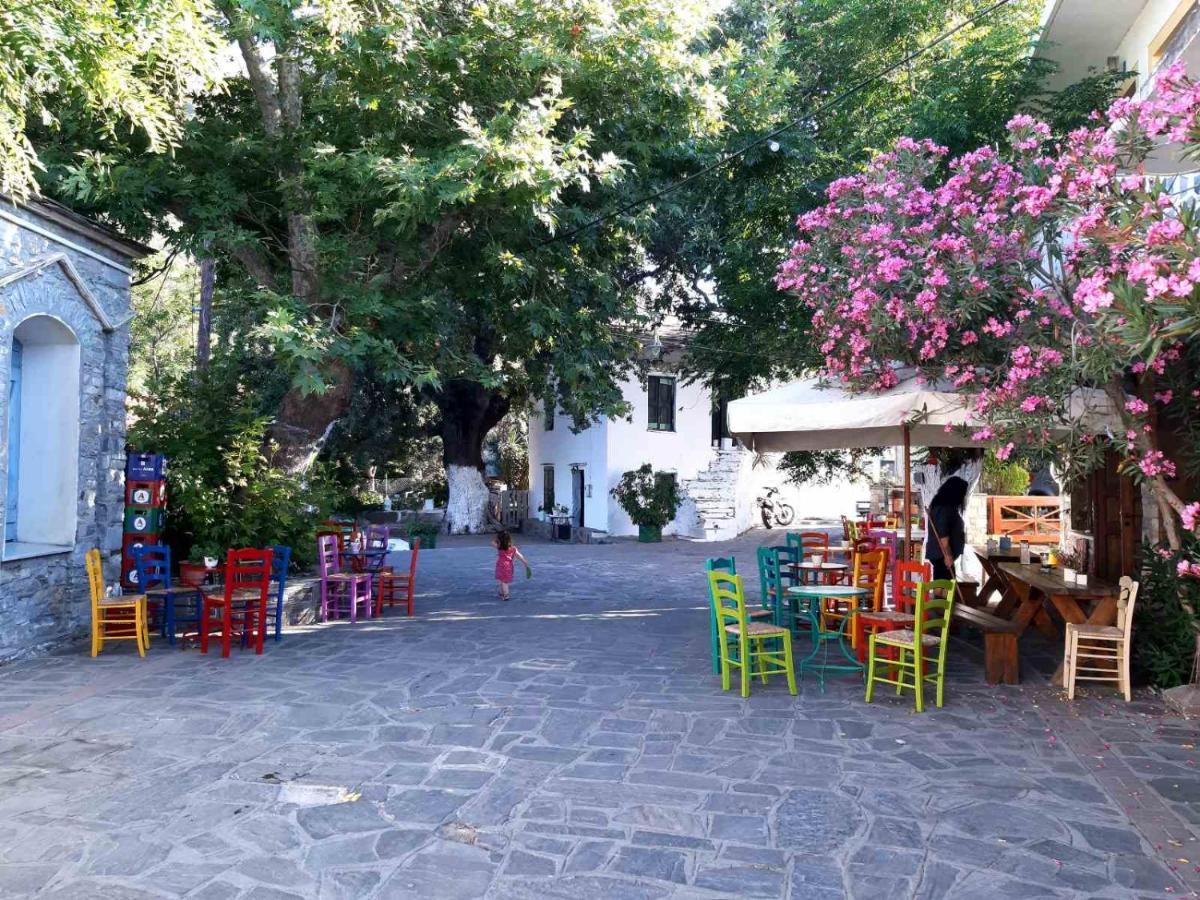 Traditional House In Akamatra Square Exterior photo